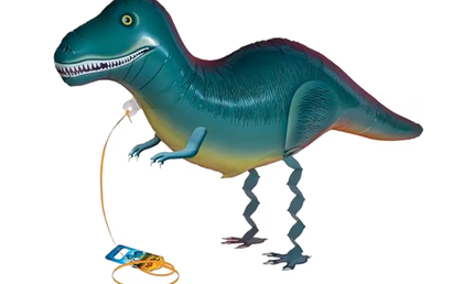 Laufender Airwalker Ballon in Form eines blauen Dinosauriers mit scharfen Zähnen