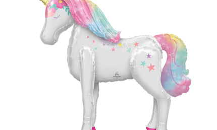 Airwalker-Folienballon in Einhornform mit weißem Körper, goldenem Horn, rosa Hufen und regenbogenfarbener Mähne und Schweif.