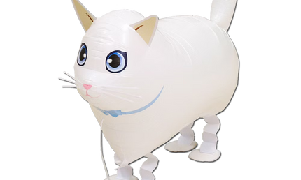 Laufender Airwalker Ballon in Form einer weißen Katze mit blauem Halsband
