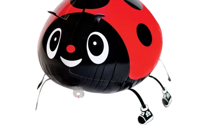 Laufender Airwalker Ballon in Form eines Marienkäfers mit Turnschuhen, rot mit schwarzen Punkten