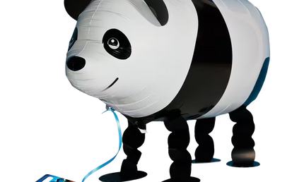 Laufender Airwalker Ballon in Form eines Panda in Schwarz-Weiß.