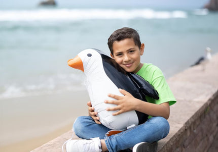 Junge mit Airwalker Ballon Pinguin im Arm