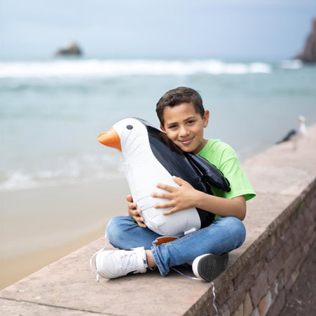 Junge mit Airwalker Ballon Pinguin im Arm