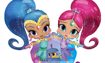 Folienballon mit zwei Comic-Figuren mit großen Augen, eine mit blauem Haar und eine mit pinkem Haar, in farbenfrohen orientalisch inspirierten Outfits.