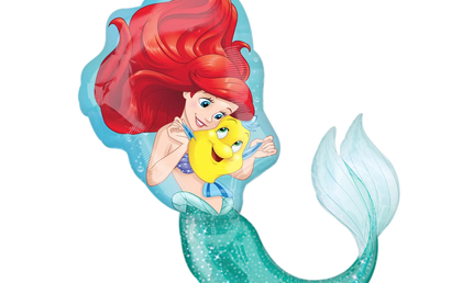 Großer, konturgeschnittener Folienballon von Disney Princess zeigt Arielle die Meerjungfrau, wie sie den gelben Fisch Fabius umarmt; hellblauer Hintergrund.