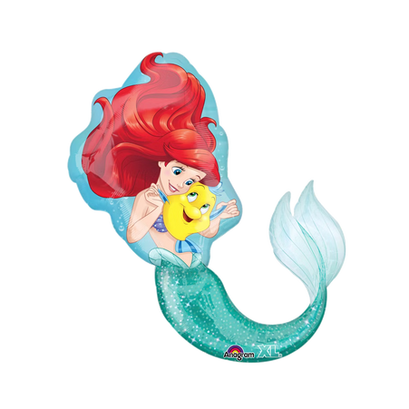 Großer, konturgeschnittener Folienballon von Disney Princess zeigt Arielle die Meerjungfrau, wie sie den gelben Fisch Fabius umarmt; hellblauer Hintergrund.