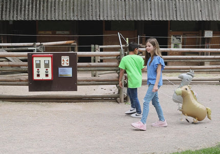 Video mit Kindern und verschiedenen Airwalker Ballons auf einem Bauernhof